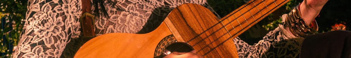 Detalle de Le Viasus tocando la guitarra
